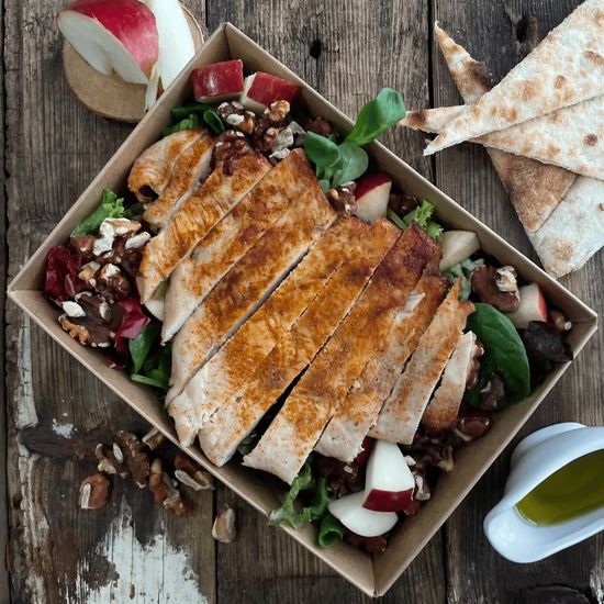 Insalata Mista e Pollo con Mele e Noci